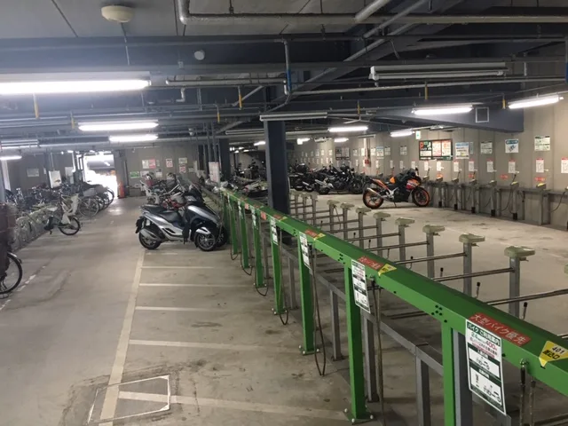 どこへ行ってもさくっと安心して止められるバイク駐車場を