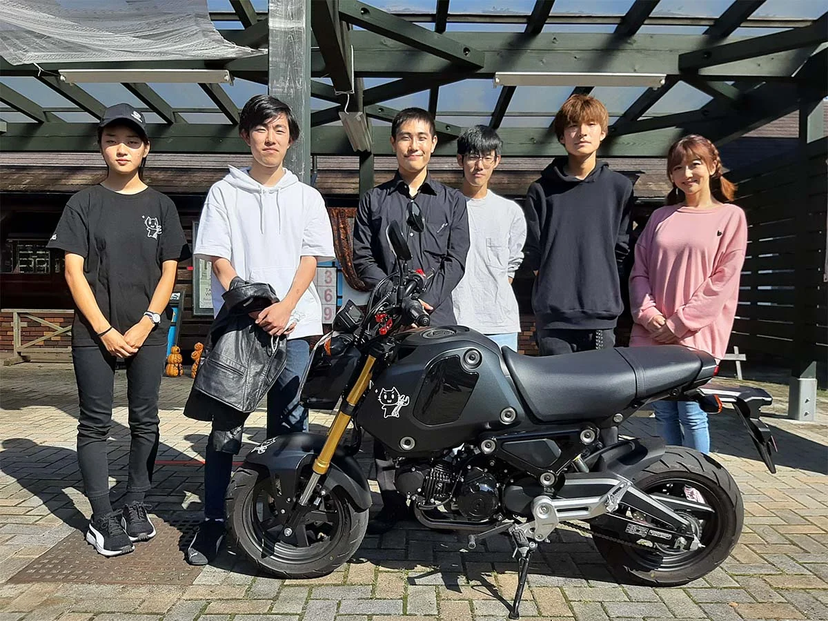 集合写真の向かって一番右が大槻さん。一番左が西形さん。