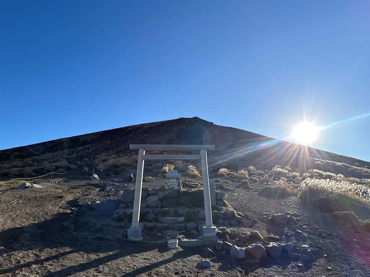 山頂に向かう手前にある鳥居