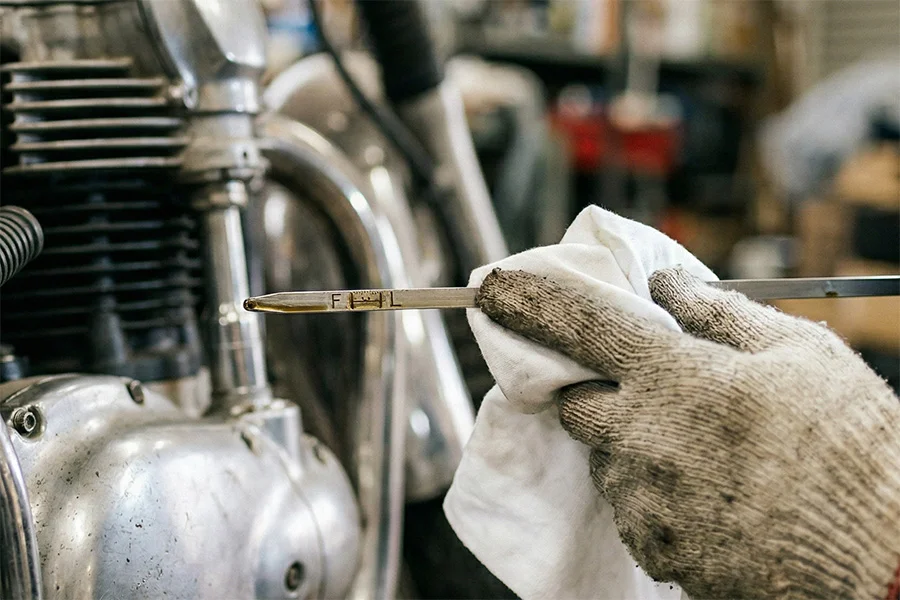 エンジンオイルをチェック