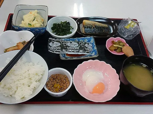 八角形の形状をした洋風白黒灯台