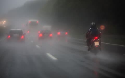 雨の高速