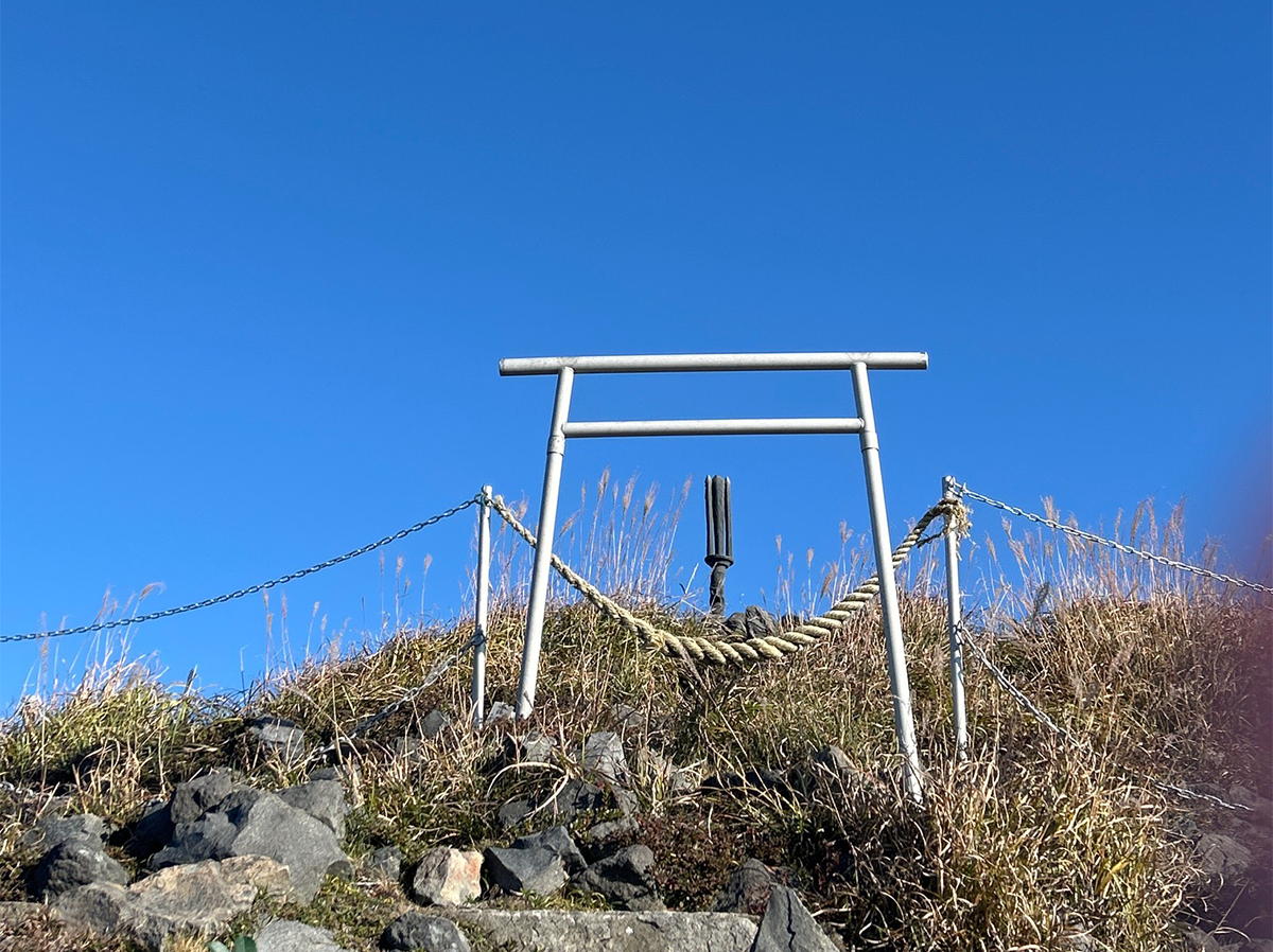 山頂の「天逆鉾」