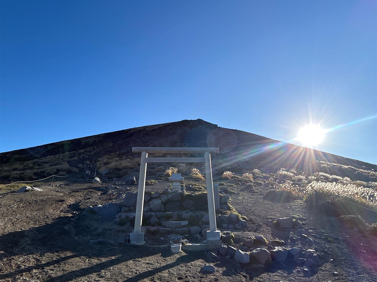 山頂に向かう手前にある鳥居