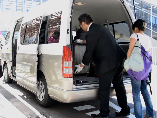 荷物車へキャリーバックを積み込む